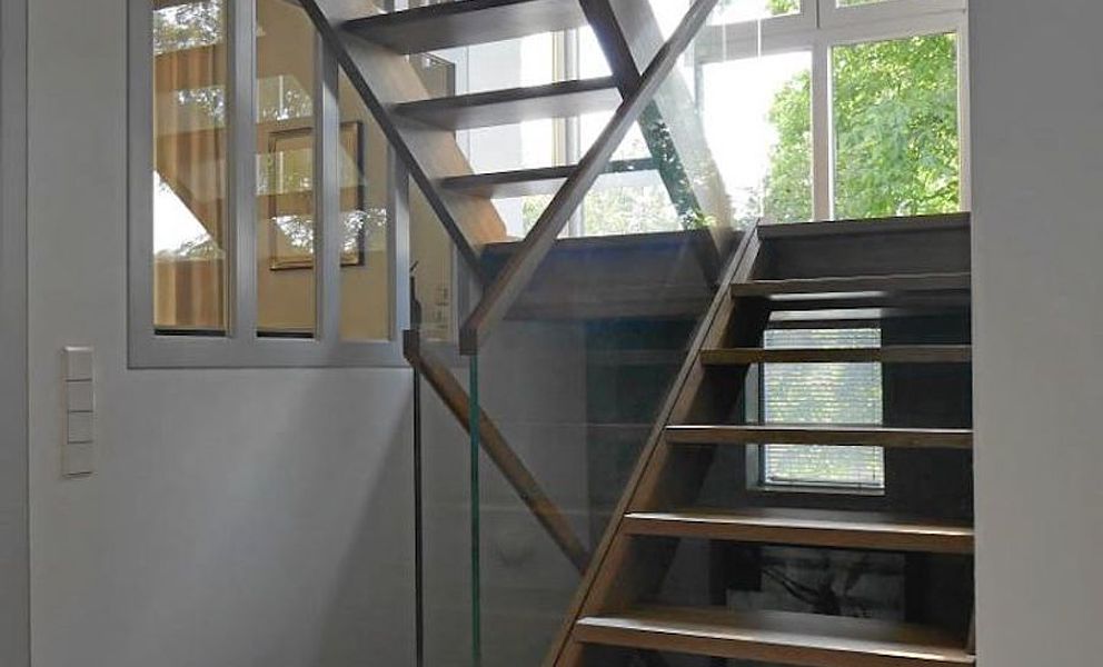 Gerade Treppe in Eiche mit Geländer in VSG-Glas - Schreinerei Josef Schneider Kirchdorf