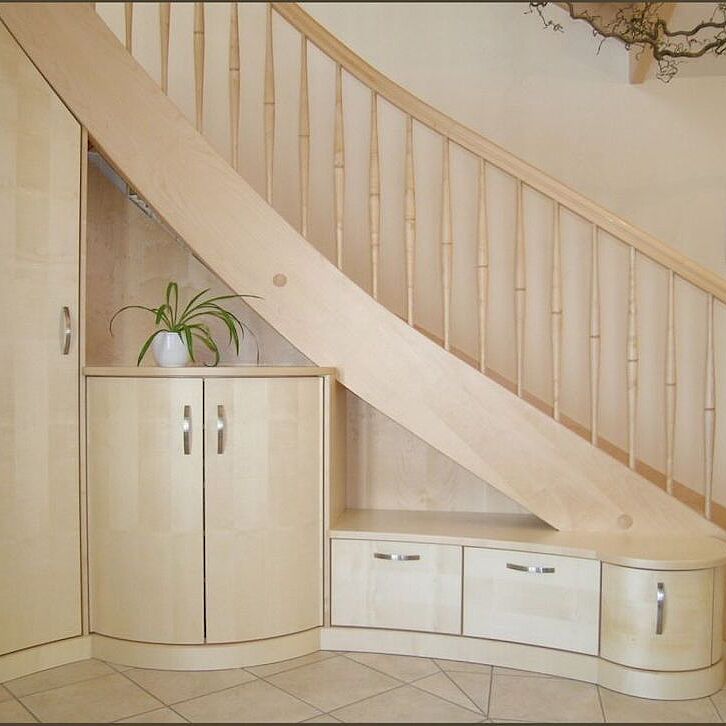 Schuhschrank unter Treppe in Ahorn