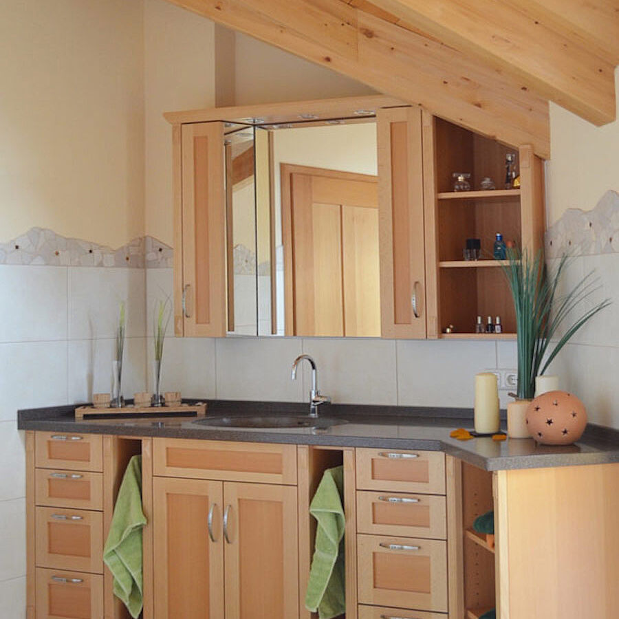 Waschtisch und Spiegelschrank in Ahorn Waschtisch und Spiegelschrank in Ahorn