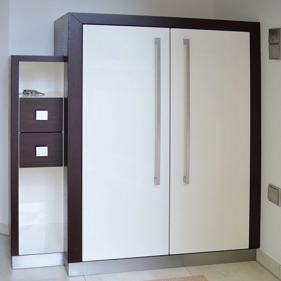 Schuhschrank in Weißlack und Nussbaum