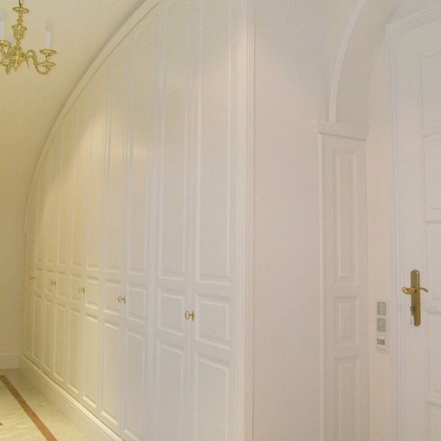 Einbauschrank in Dachschräge in Weißlack Einbauschrank in Dachschräge in Weißlack