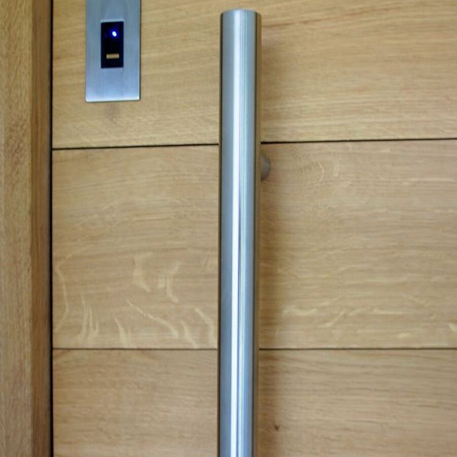 Haustüre mit integriertem Fingerscanner Haustüre mit integriertem Fingerscanner