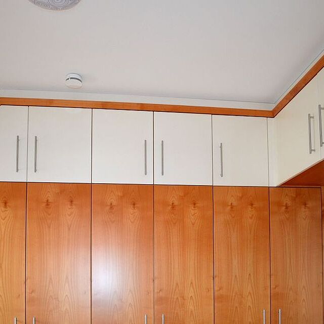 Schlafzimmerschrank in Kirschbaum und Weißlack Schlafzimmerschrank in Kirschbaum und Weißlack