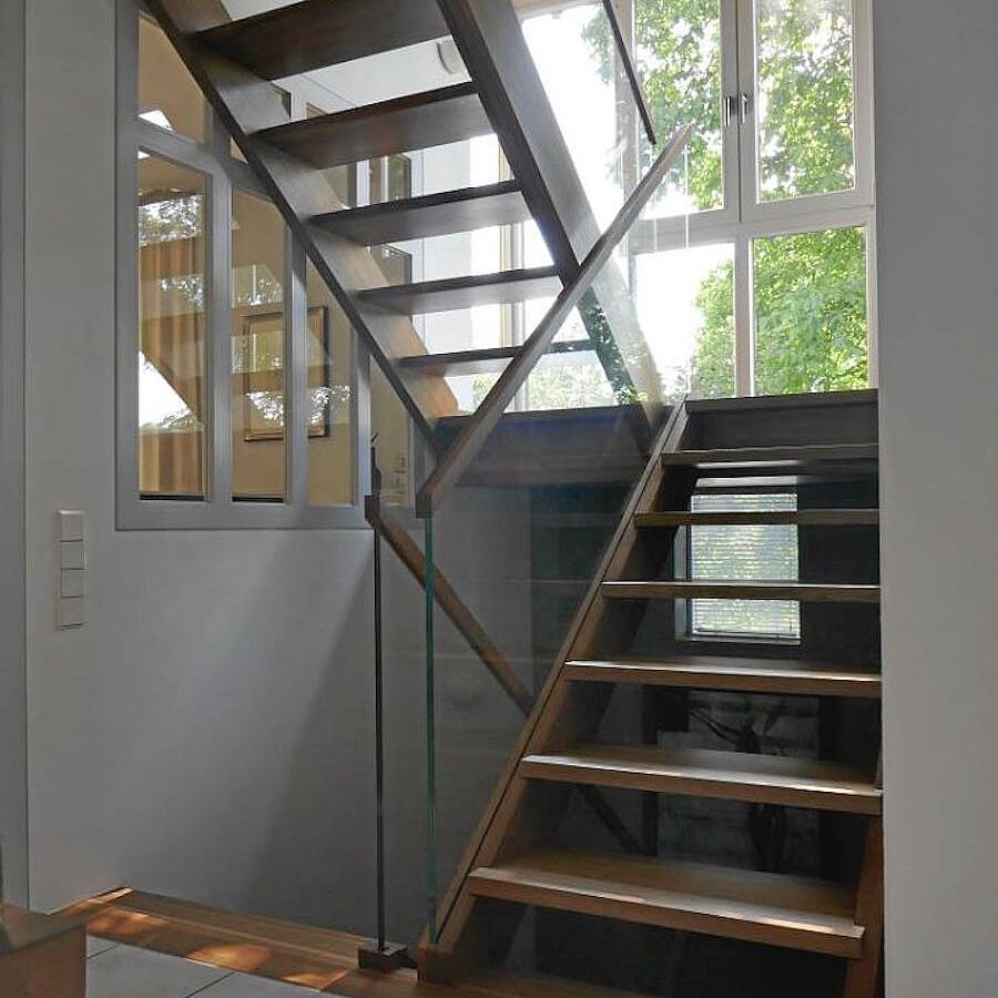 Gerade Treppe in Eiche mit Geländer in VSG-Glas Gerade Treppe in Eiche mit Geländer in VSG-Glas