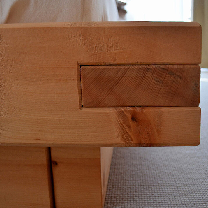 Detail Eckverbindung - Bett in Zirbenholz Detail Eckverbindung - Bett in Zirbenholz