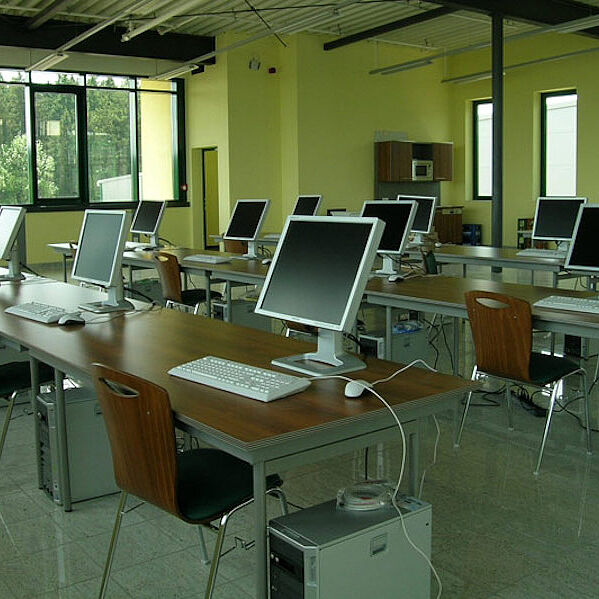 Schulungsraum in Nussbaumdekor Schulungsraum in Nussbaumdekor
