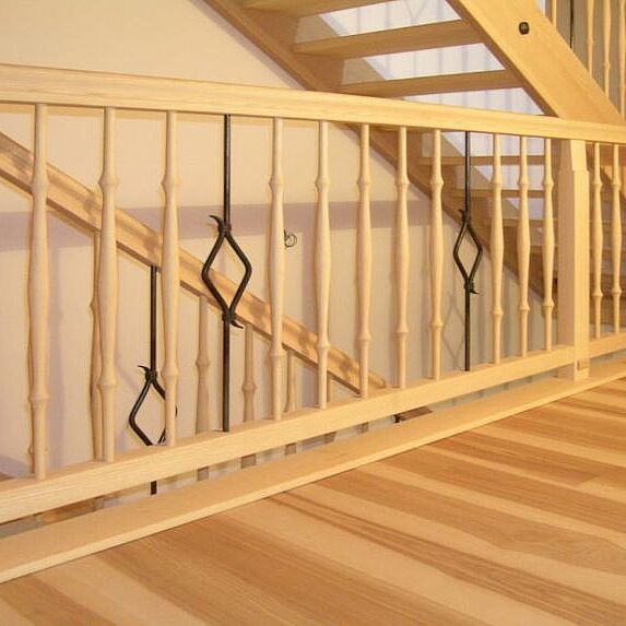 Treppengeländer in Esche mit Holz- und Schmiedeisensprossen Treppengeländer in Esche mit Holz- und Schmiedeisensprossen