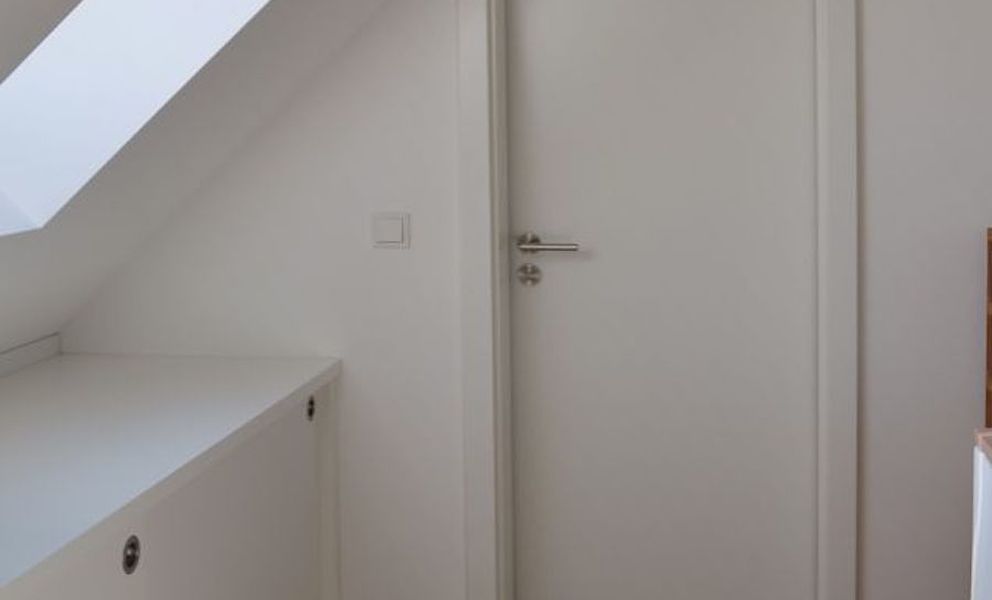 abgeschrägte Zimmertüre in Weißlack - Schreinerei Josef Schneider Kirchdorf