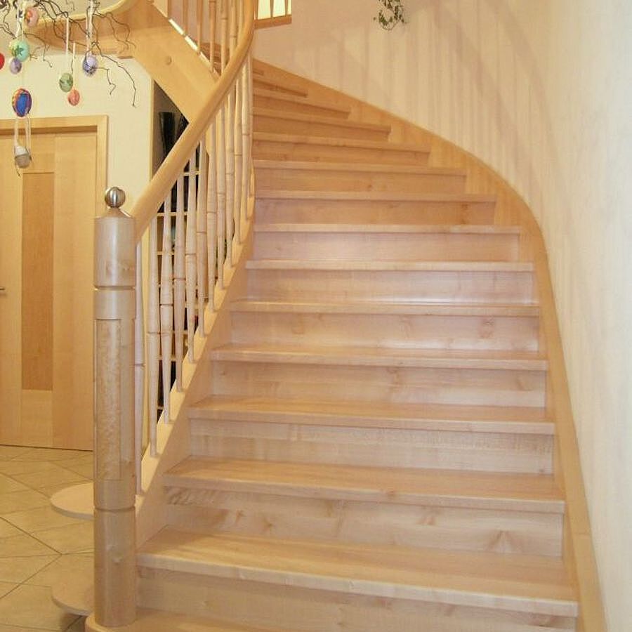 Treppe in Ahorn mit rundem Treppenauge Treppe in Ahorn mit rundem Treppenauge