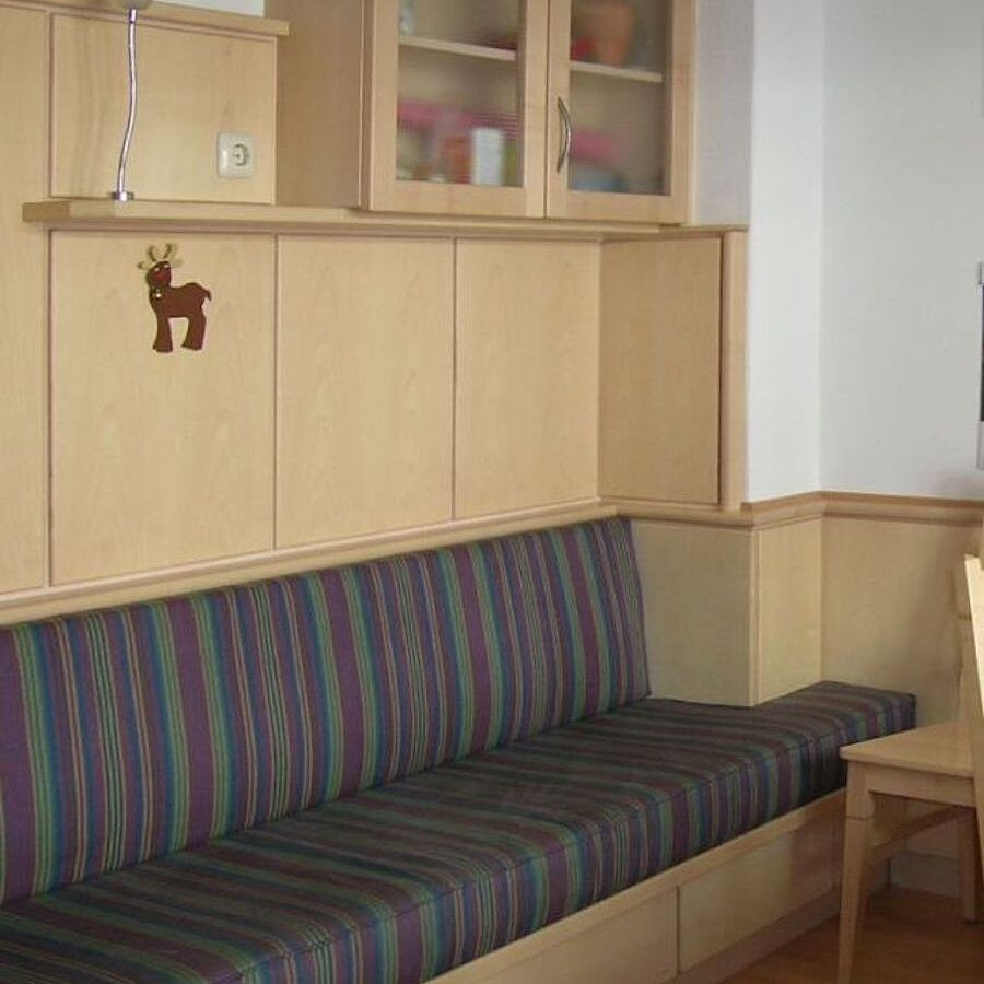Couch mit Wandverkleidung in Esche Couch mit Wandverkleidung in Esche