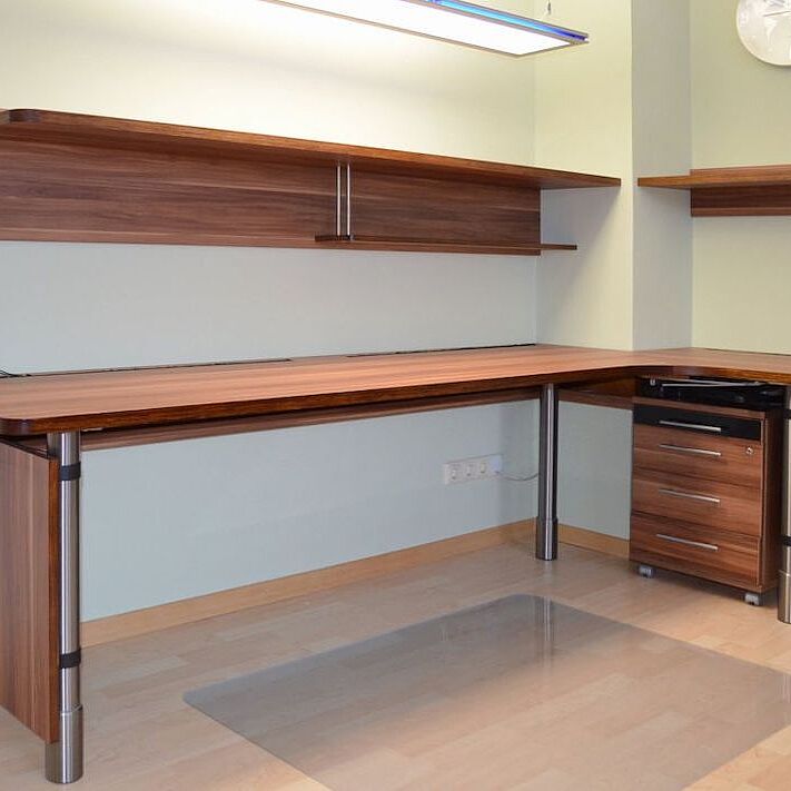 Schreibtisch mit Ablage in Nussbaumdekor Schreibtisch mit Ablage in Nussbaumdekor