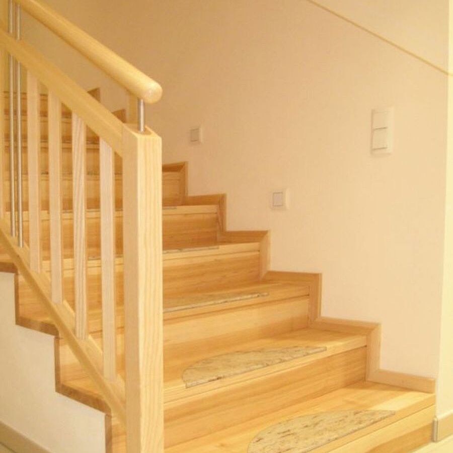 Betontreppe mit Tritt- und Setzstufen in Esche Betontreppe mit Tritt- und Setzstufen in Esche