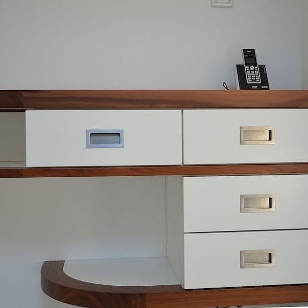Telefonhängeschrank in Weißlack und Nussbaum