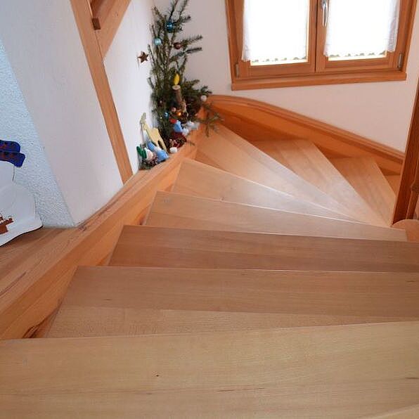 Viertelwendeltreppe mit Stufen in Buche und Wangen in Fichte Viertelwendeltreppe mit Stufen in Buche und Wangen in Fichte