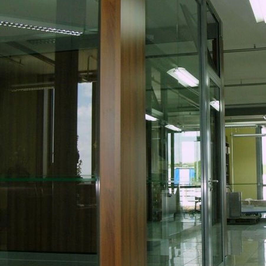 Wandpaneele für ein Bürogebäude Wandpaneele für ein Bürogebäude