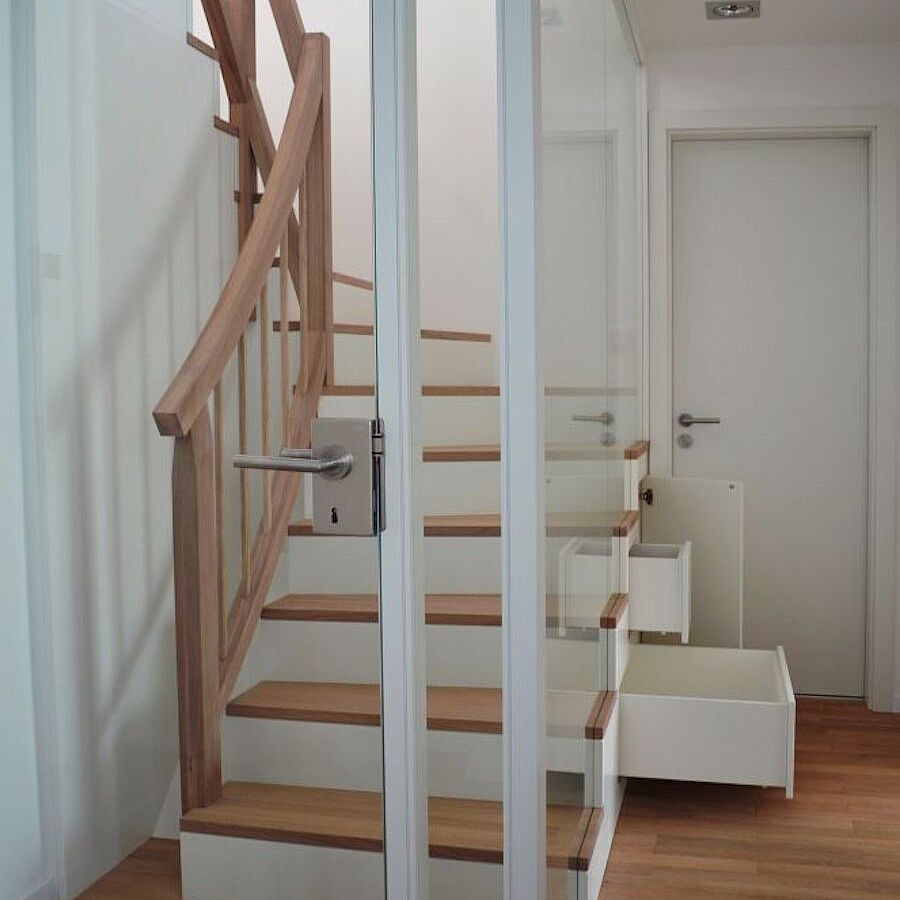 Treppe in Weißlack und Buche mit Schrankunterbau Treppe in Weißlack und Buche mit Schrankunterbau