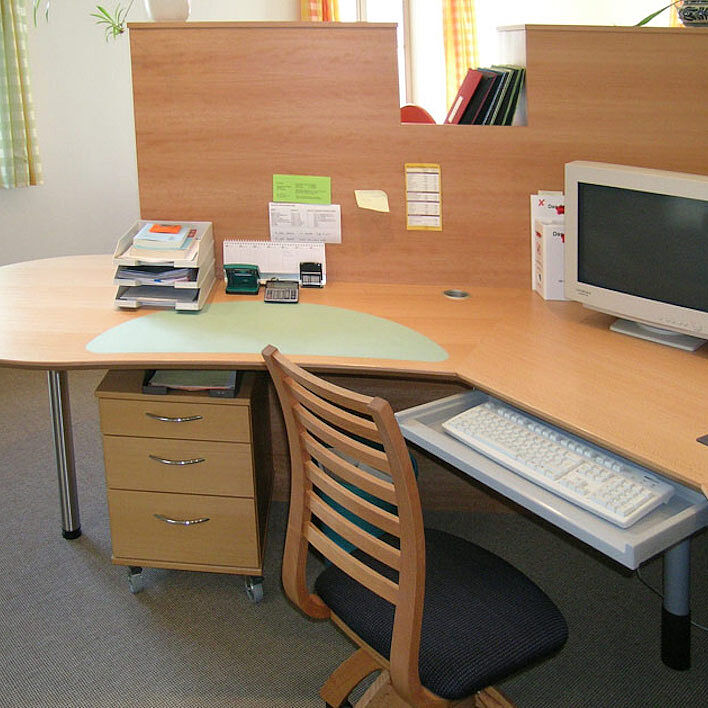 Schreibtisch in Buche und HPL Schreibtisch in Buche und HPL