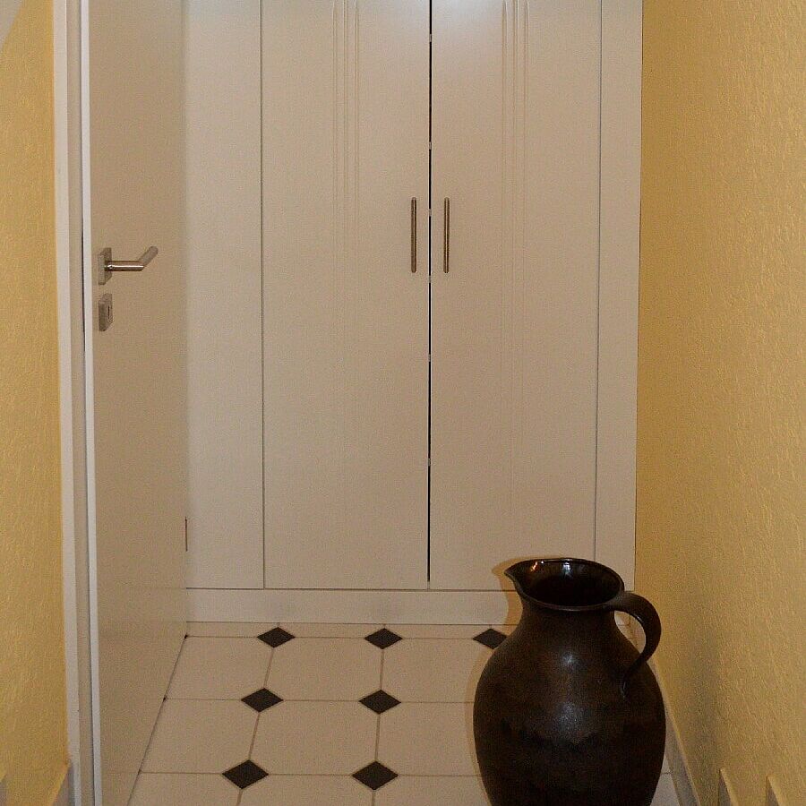 Einbau-Garderobenschrank weiß lackiert