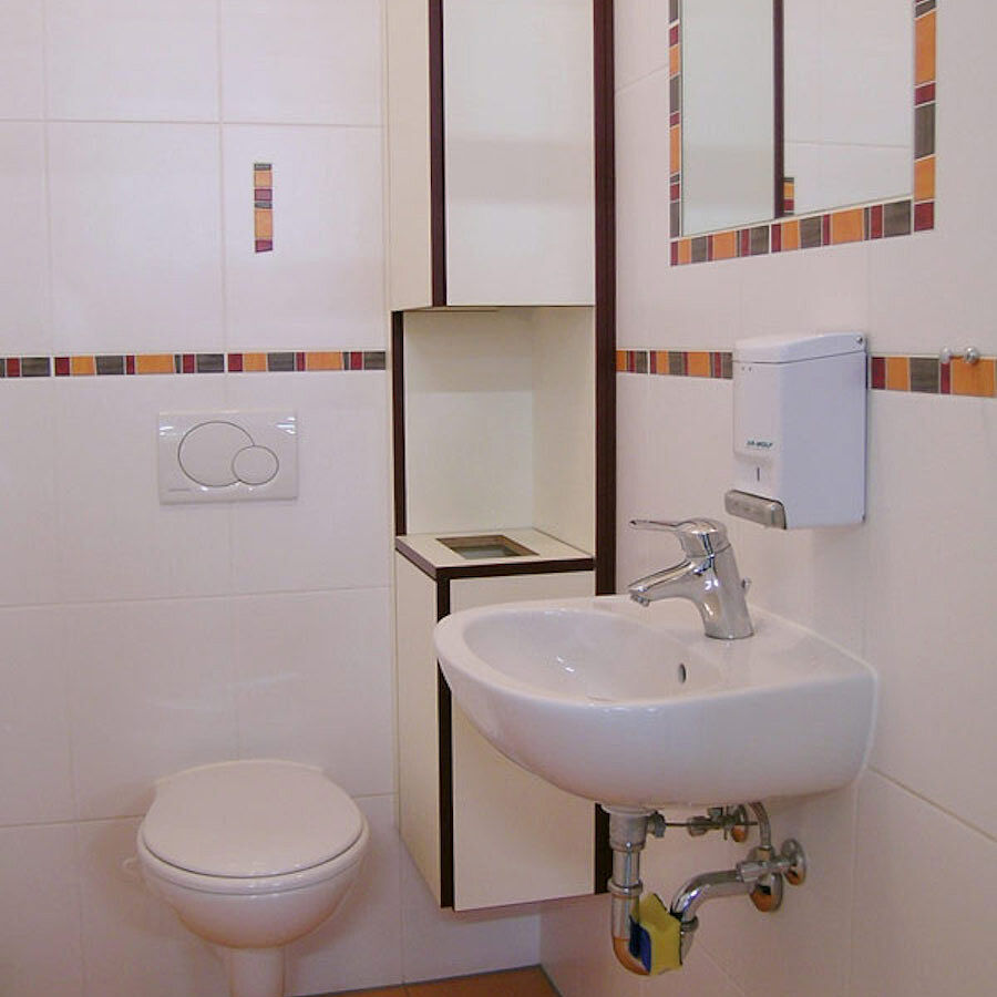 Toilettenschrank in Dekorspan mit farbiger Kante Toilettenschrank in Dekorspan mit farbiger Kante