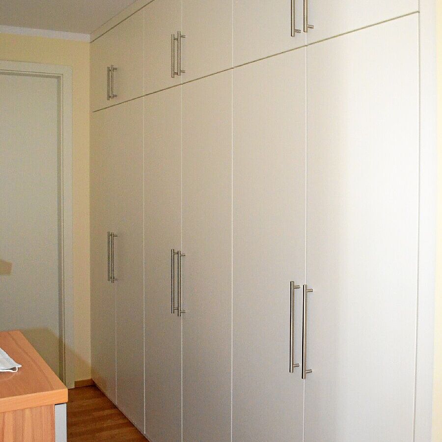 Dielenschrank in Dekorspan weiss