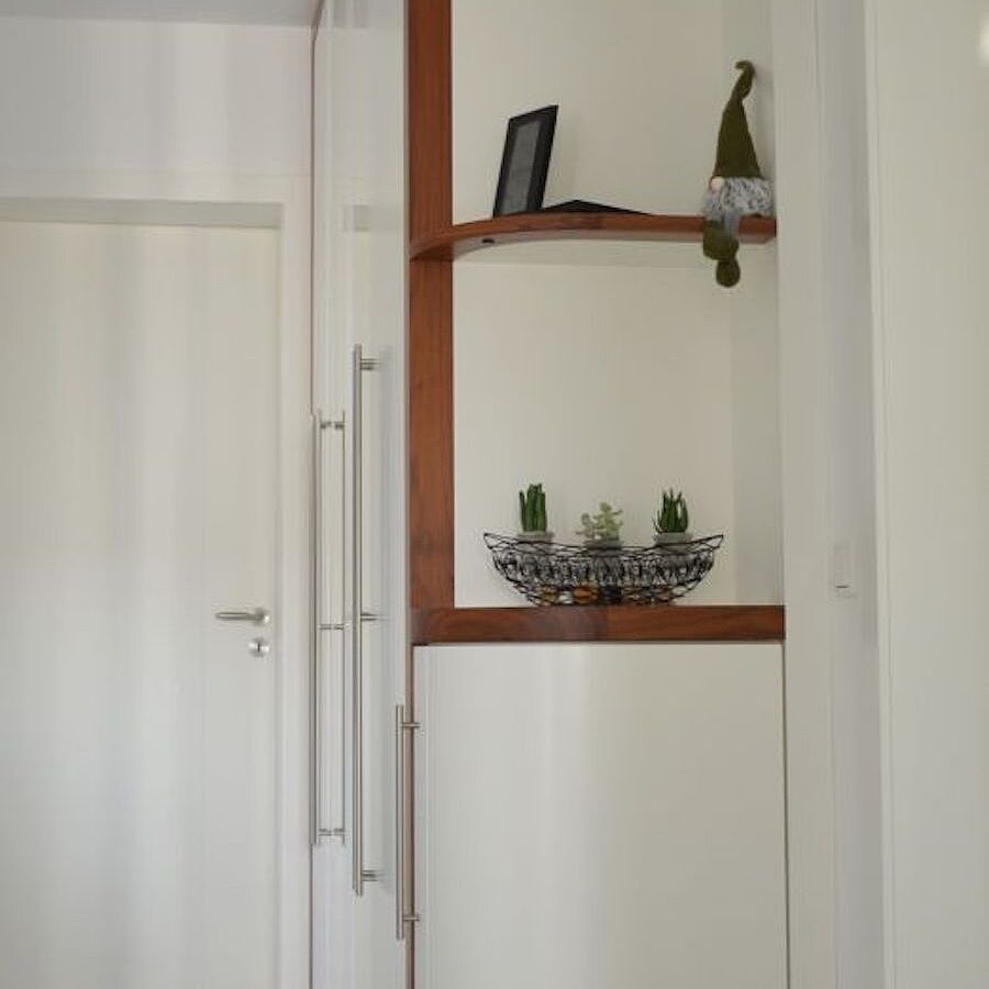 Dielenschrank in Weißlack und Nussbaum