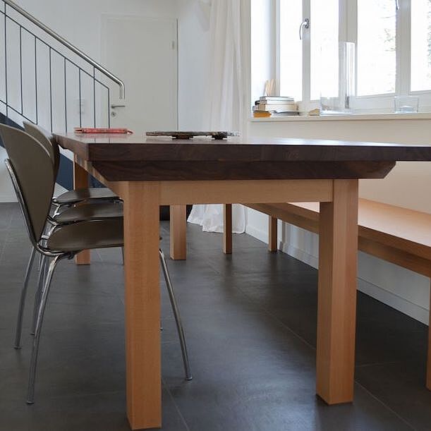 Tisch und Bank in Buche und Nussbaum Tisch und Bank in Buche und Nussbaum