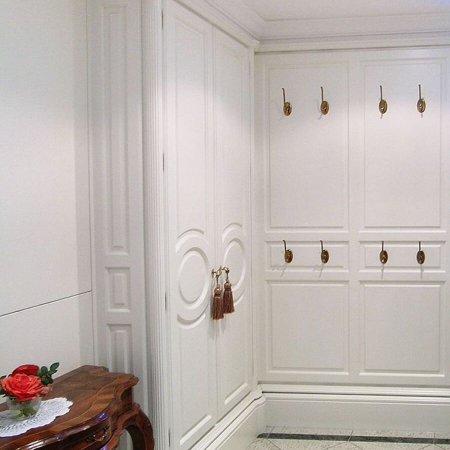 Schuhschrank und Garderobe in Weißlack