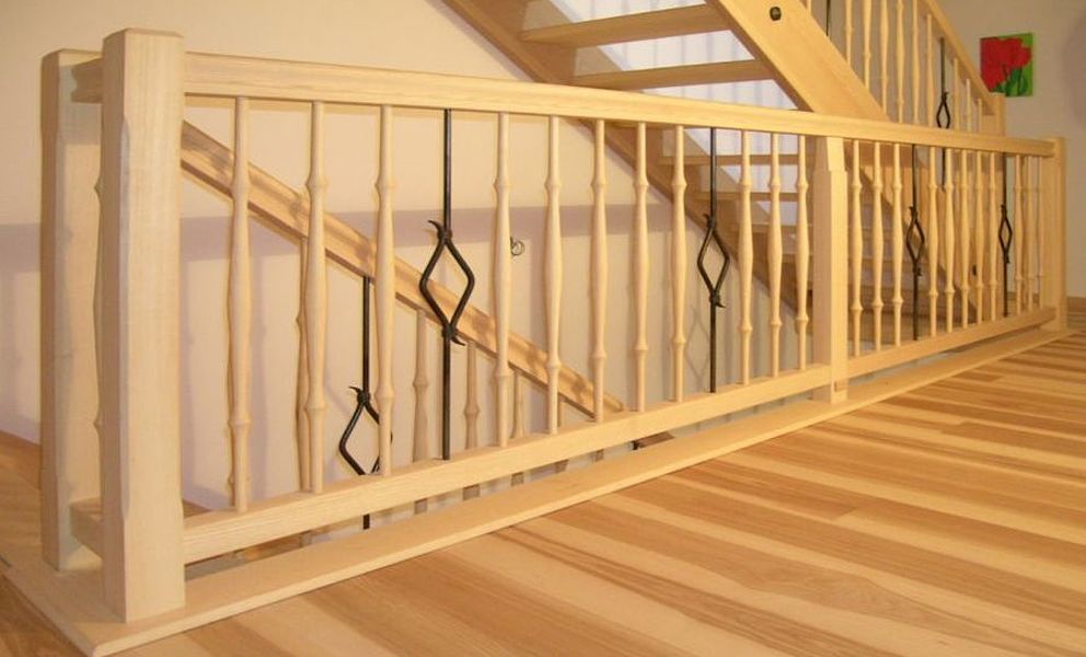 Treppengeländer in Esche mit Holz- und Schmiedeisensprossen - Schreinerei Josef Schneider Kirchdorf