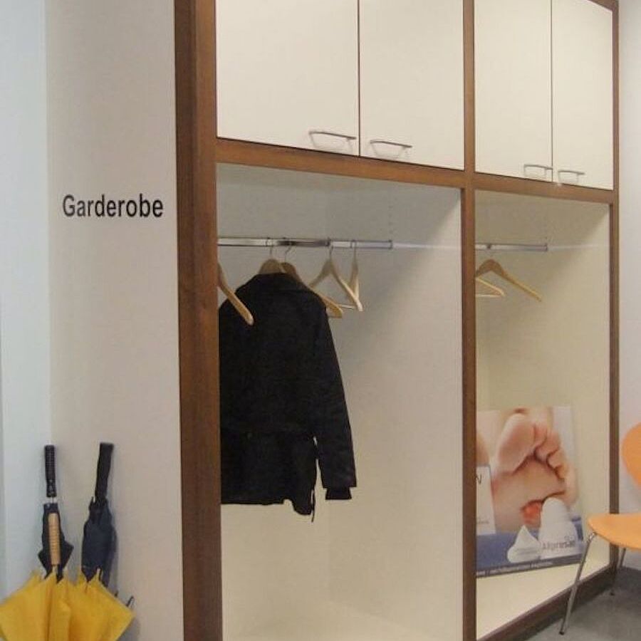 Empfang Praxis Garderobe in Weißlack und Nussbaum