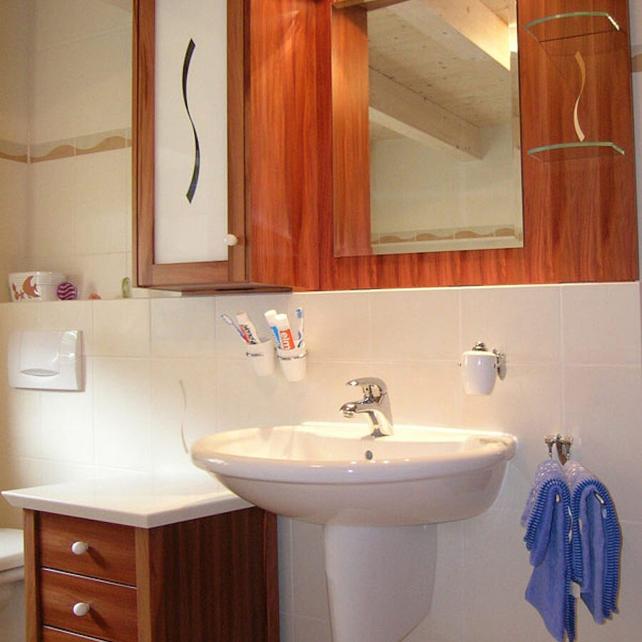 Spiegelschrank und Schubladenschrank in Zwetschge und Corian Spiegelschrank und Schubladenschrank in Zwetschge und Corian