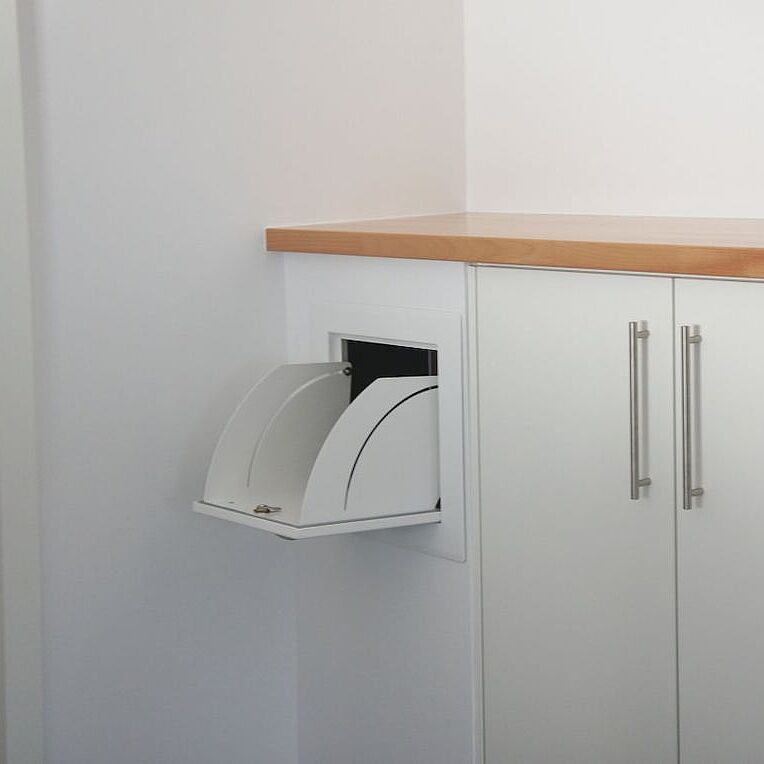Einbauschrank mit Wäscheabwurfklappe Einbauschrank mit Wäscheabwurfklappe