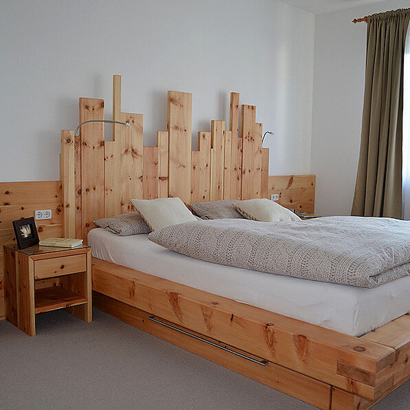Bett in Zirbenholz Bett in Zirbenholz