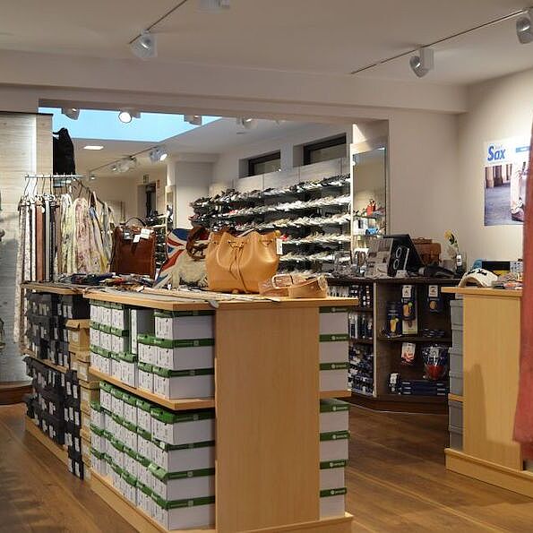 Schuhladeneinrichtung in Deco-Span