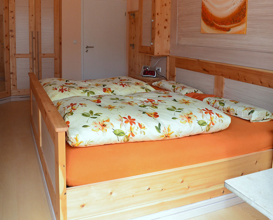 Schlafzimmer in Zirbenholz - Schreinerei Josef Schneider Kirchdorf